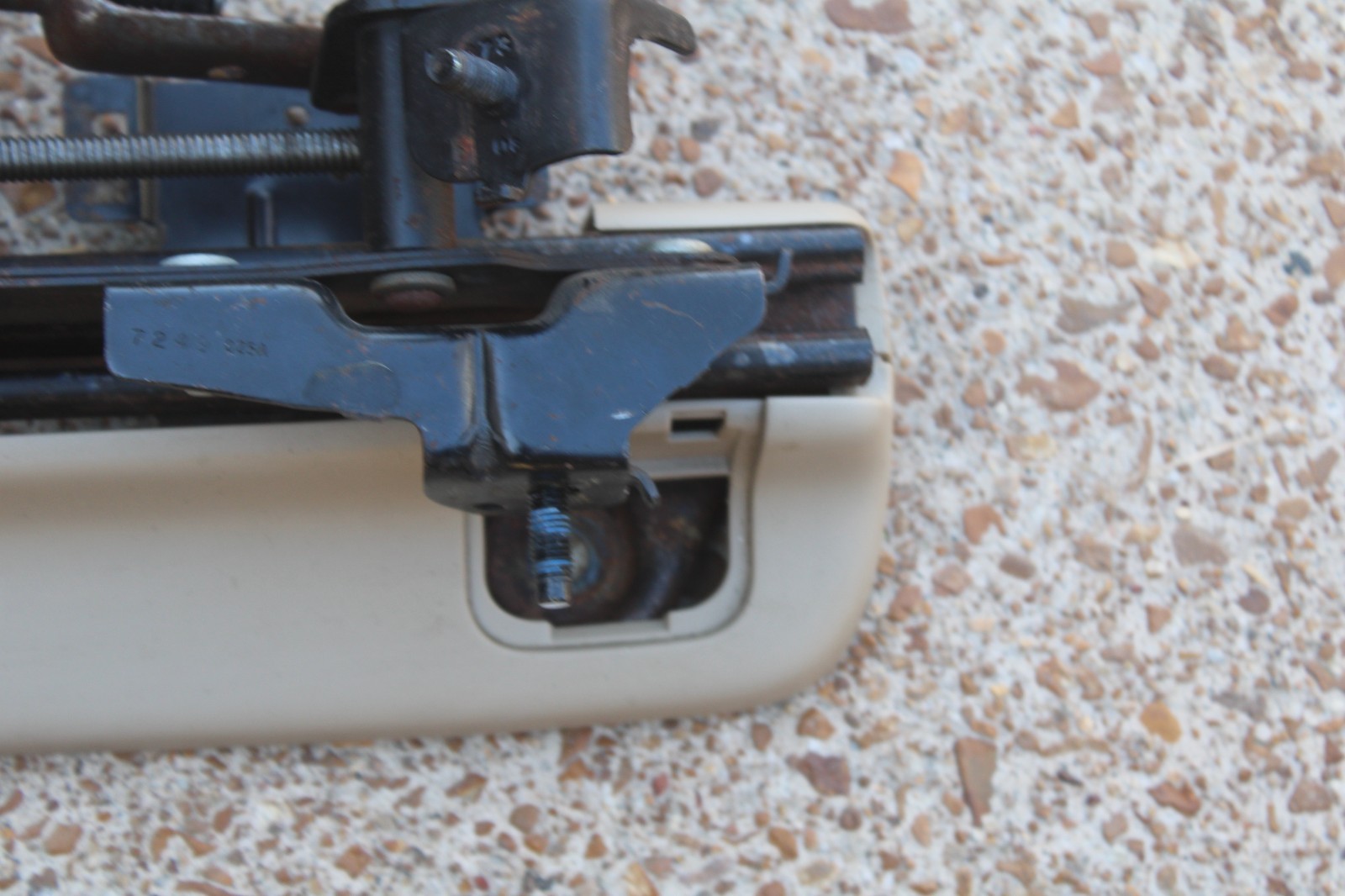 07-14 CHEVY TAHOE SUBURBAN YUKON DRIVER LEFT 2 PLUG POWER SEAT TRACK TAN TRIM