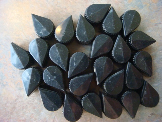 ONE Lot 26 single Set-Screw BLACK Pointer Knobs MS91528 type -- Likely Used