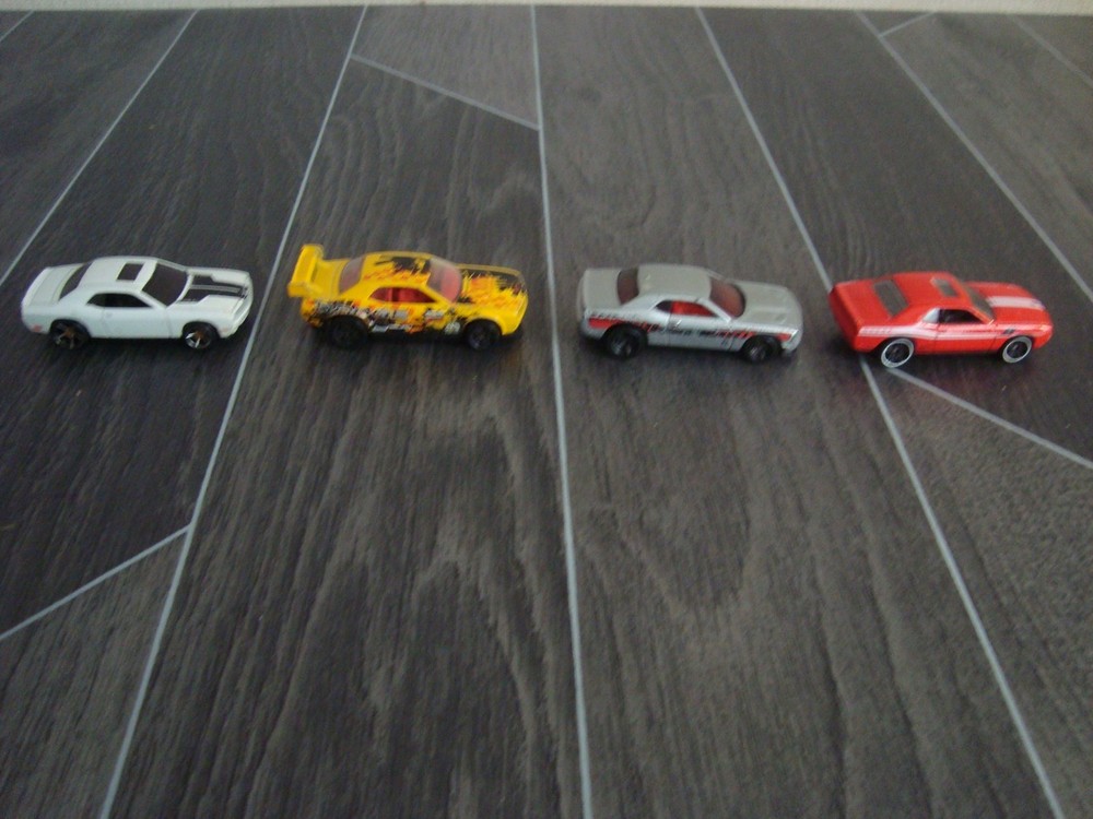 4 x Hot Wheels Dodge Challenger