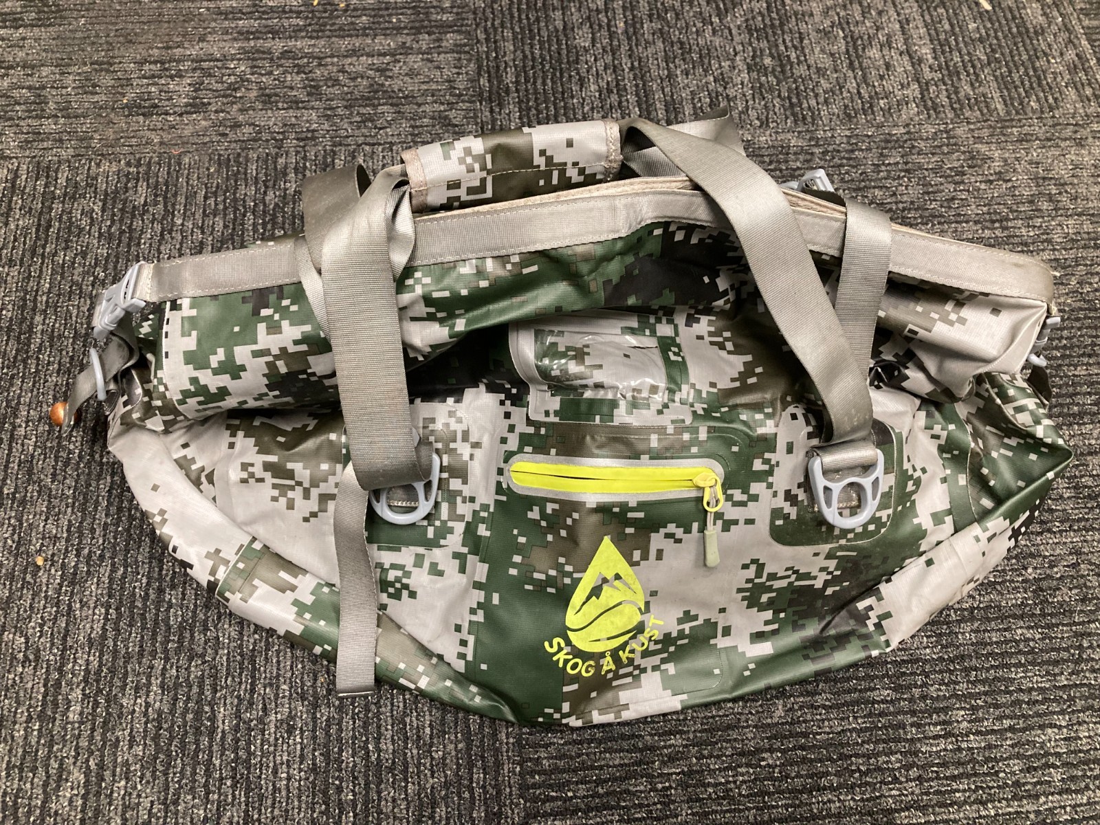 Skog Å Kust Duffel Bag Heavy Duty Waterproof Sports Travel 40L Camo