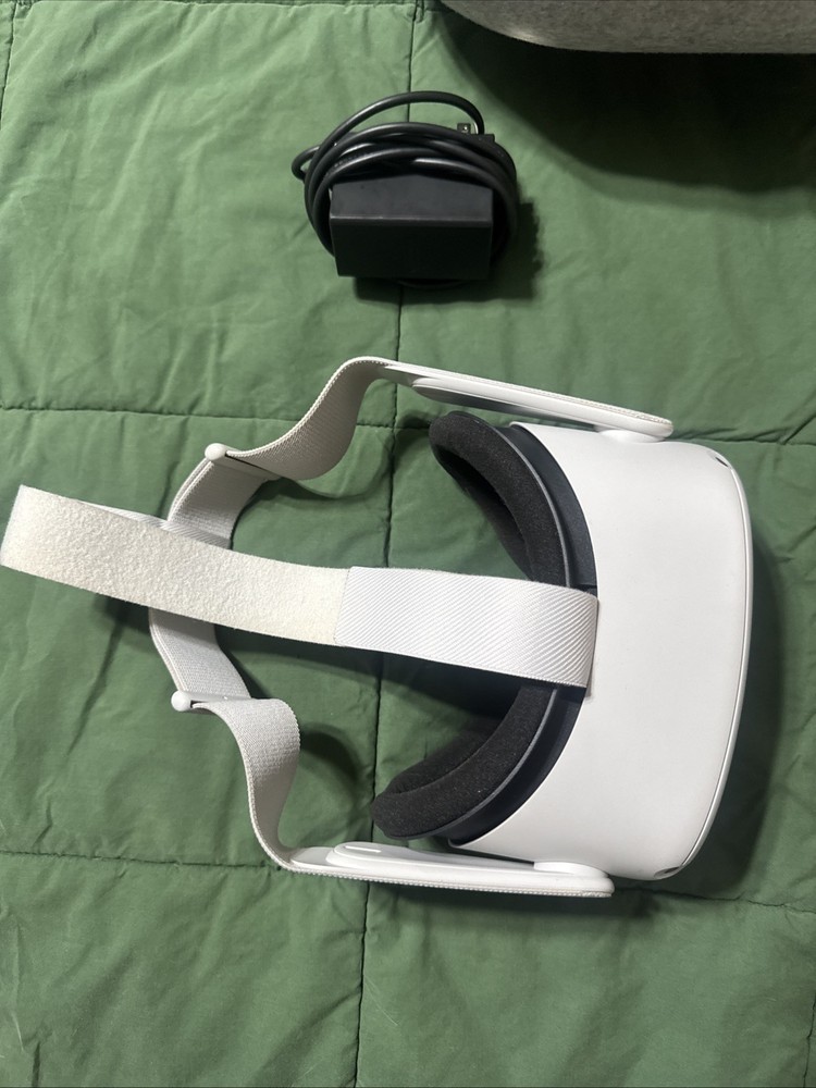 Occulus Quest 2 with Case VR Headset and Controllers