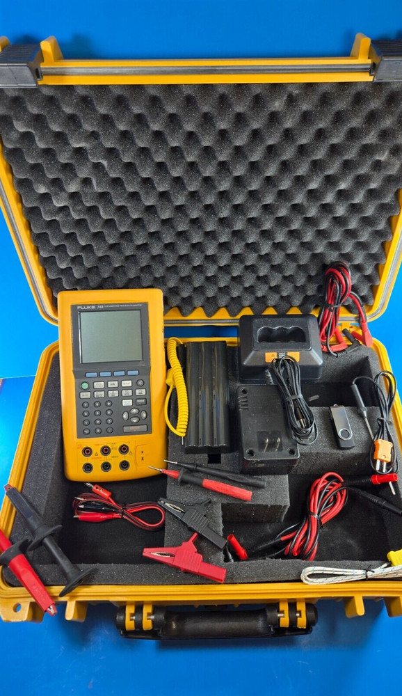 Fluke 743 DPC Documenting Process Calibrator Meter DPC CLEAN!