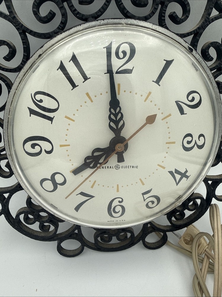VTG MCM General Electric GE Kitchen Wall Clock Scroll Frame Model 2151 Works