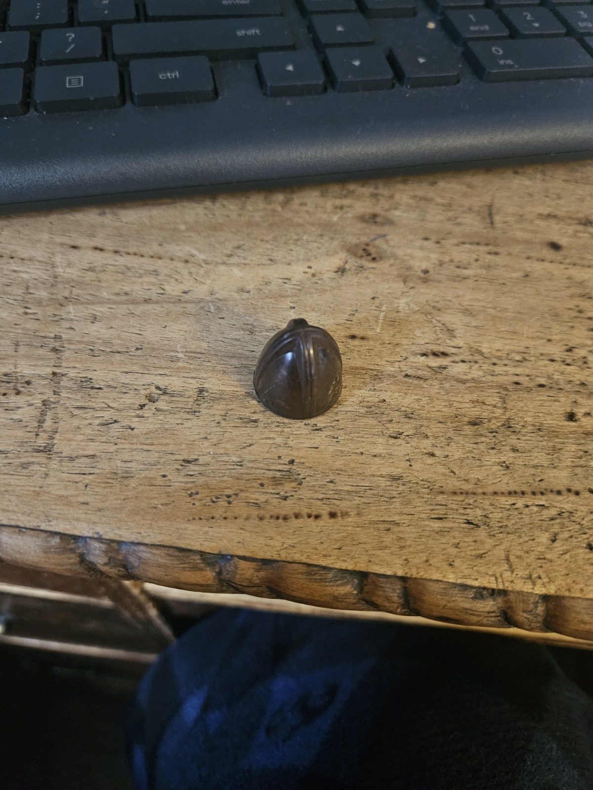 ONE GOOD USED VINTAGE SMALL BROWN BULLET BAKELITE RADIO KNOB 1/4 INCH SHAFT