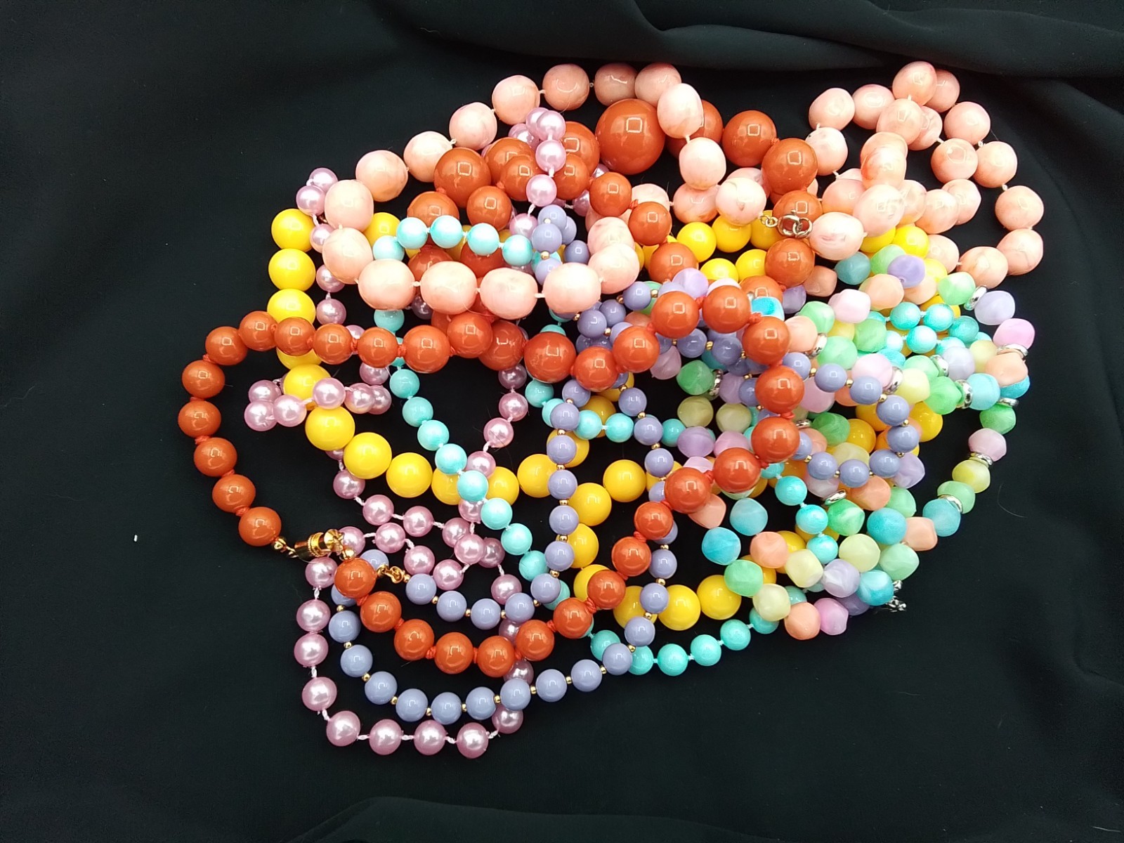 7 LOT A VINTAGE ESTATE COLORFUL MIXEED VARIETY BEADED STRUNG NECKLACES 1 KNOTTED