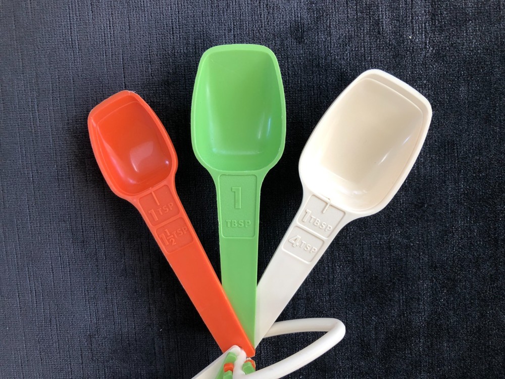 Vintage TUPPERWARE 7 Pc MEASURING SPOONS w/D Ring~COMPLETE SET~Nesting~RETRO~VGC