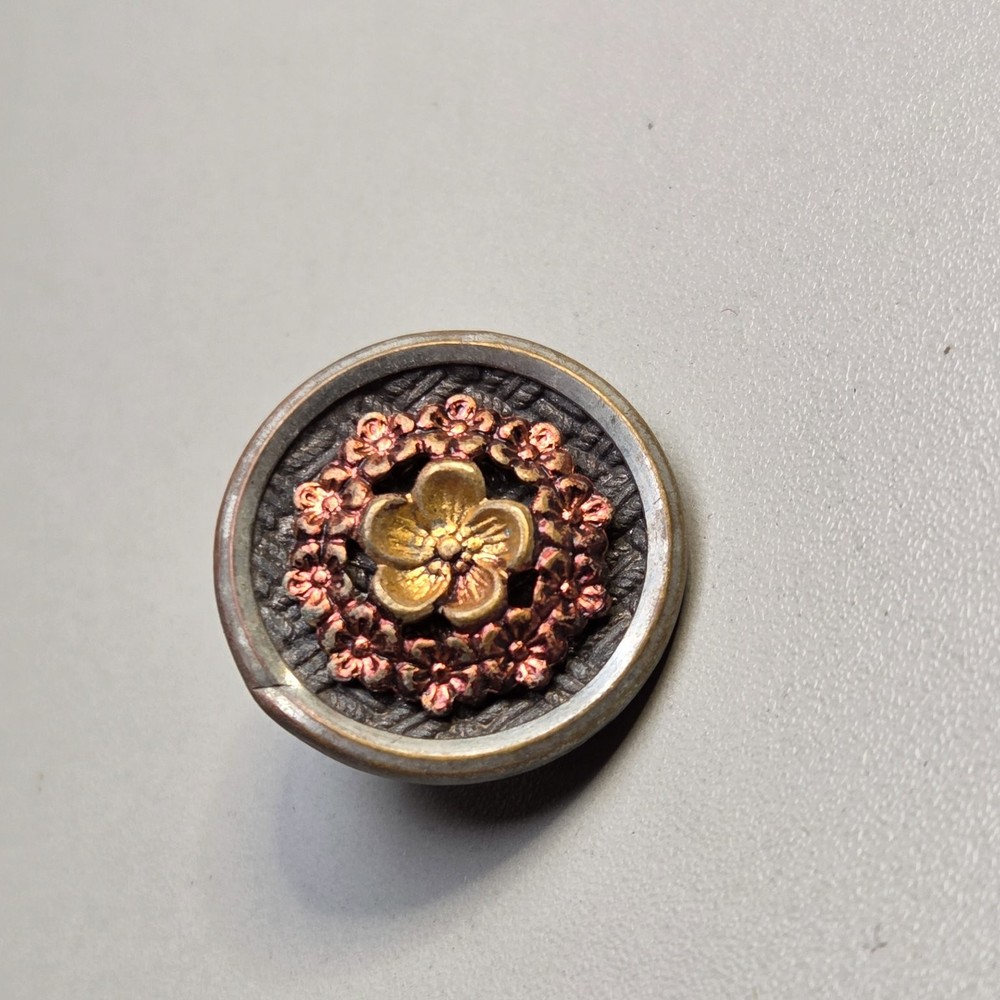 Antique Brass Button Floral approx. 7/8 in Loop Shank