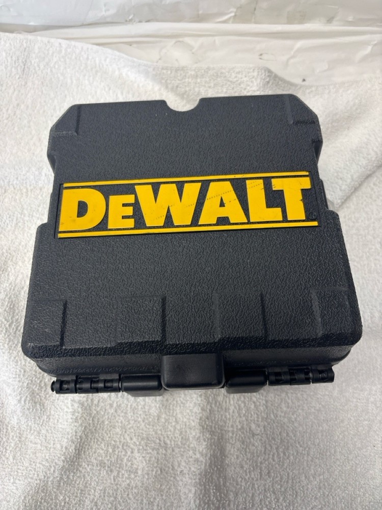 PRE-OWNED DEWALT LASER LEVEL DW083 WITH CASE (P23016437)