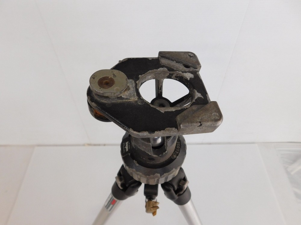 BOGEN #3055 TRIPOD HEAD W/ 6 FT TRIPOD (AQX72)