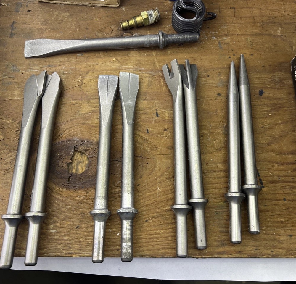 DEVILBISS ATP30 MEDIUM DUTY AIR HAMMER & 9 PC C&H AIR CHISEL SET