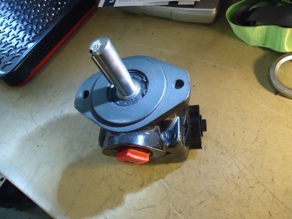 Vickers Fixed Displacement Single Vane Pump V20 Series - Black 358357-4