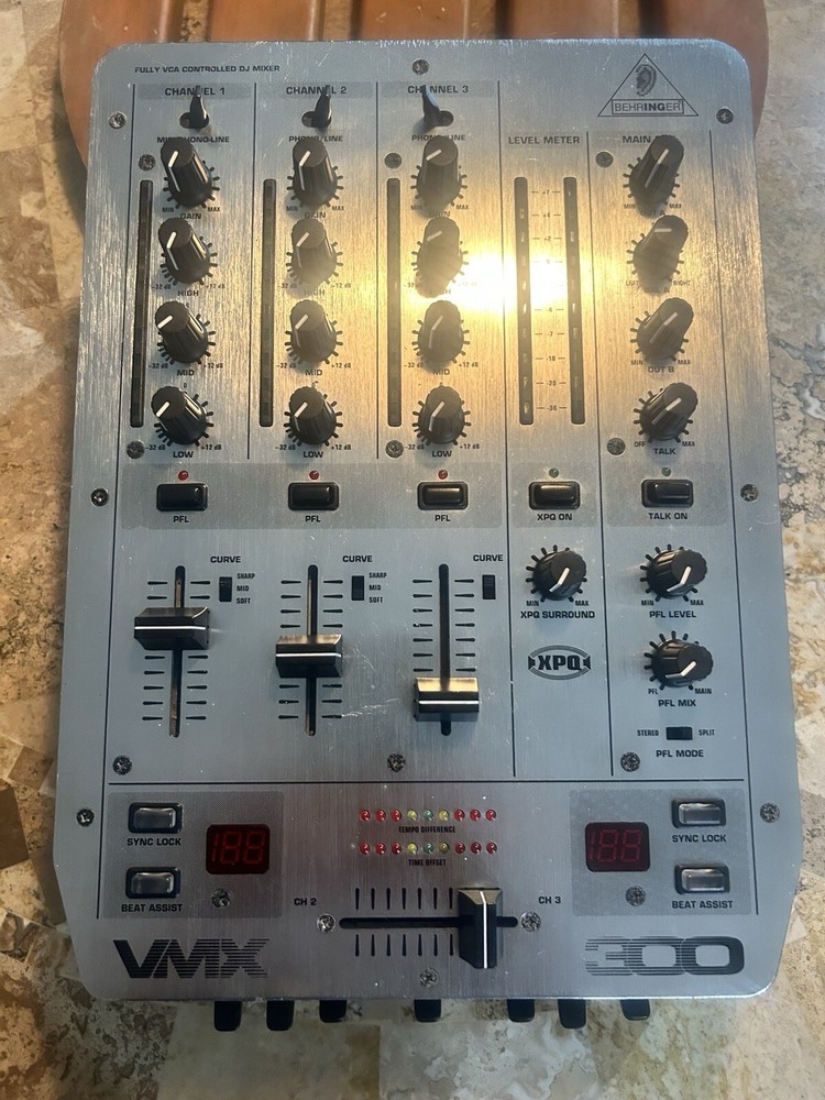 Behringer VMX 300 Professional DJ Mixer