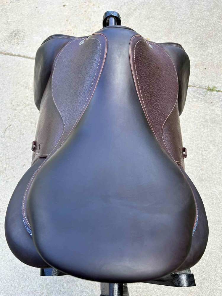 Devoucoux Biarritz S 18” Jump Saddle – Customized with bleu Swarovski