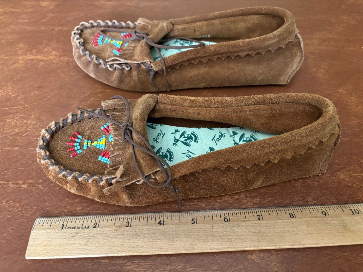 Vintage Taos Brand Leather Woman Moccasins Native American Beaded 70 60378