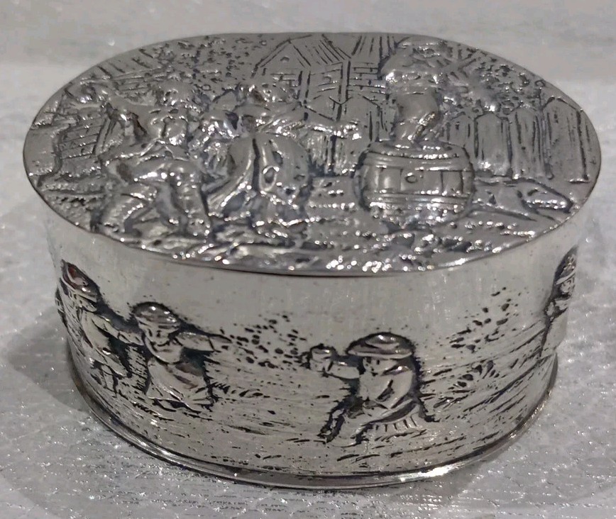 Solid Silver Repousse Snuff Box ,Gebruder Dingledein, German,Hanau.19th Century.