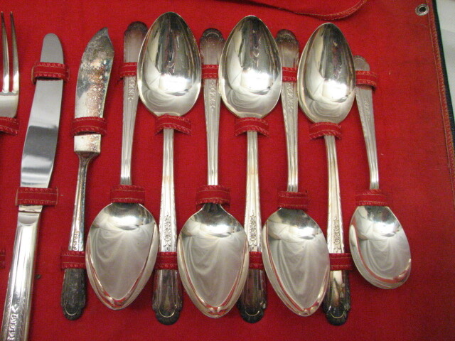 Holmes & Tuttle Wentworth Silverplate Flatware 26 pc Set w/Case H&T