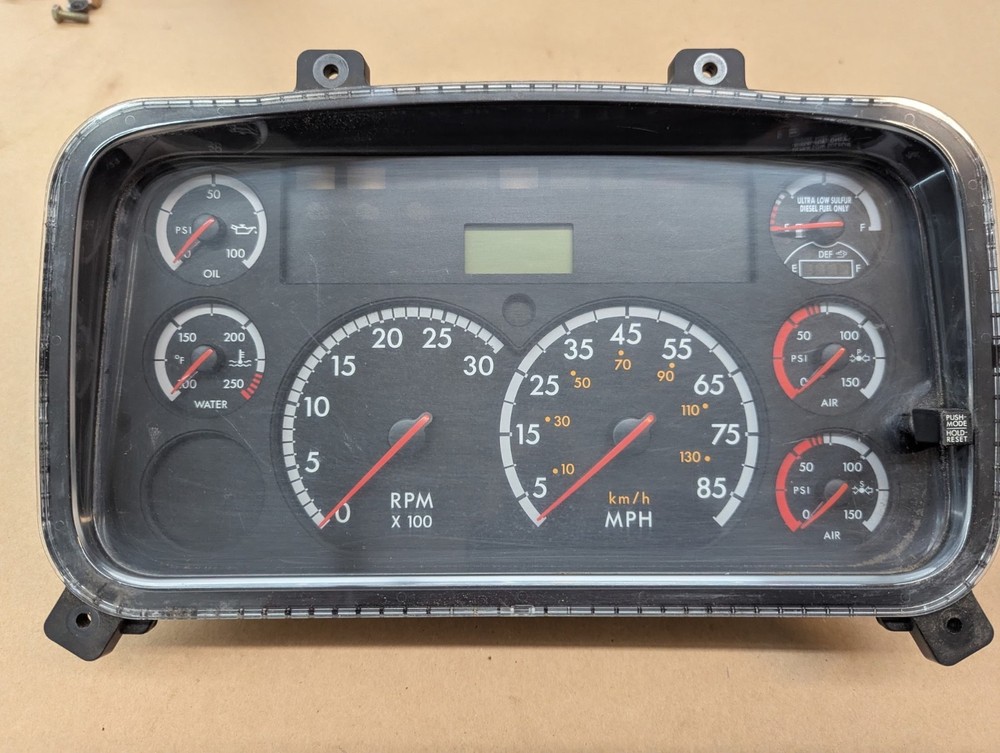Freightliner Instrument Cluster A22-66979 – Used –