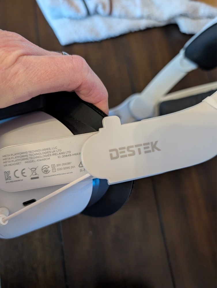 meta Quest VR All-in-One Headset with desket strap and extras one controller