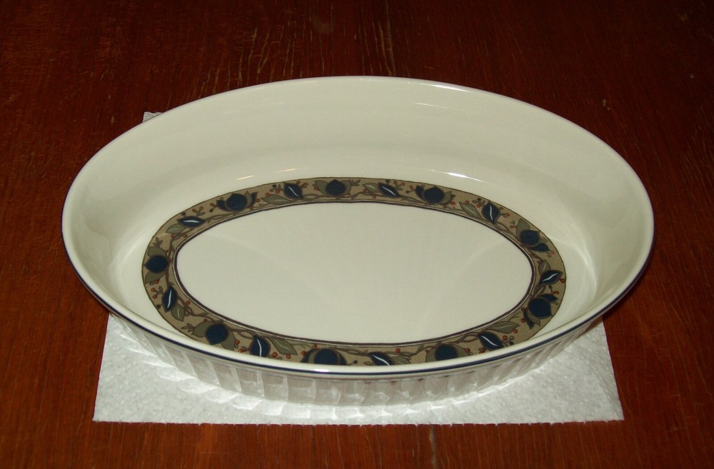 Mikasa Arabella 12" Oval Baker, near mint