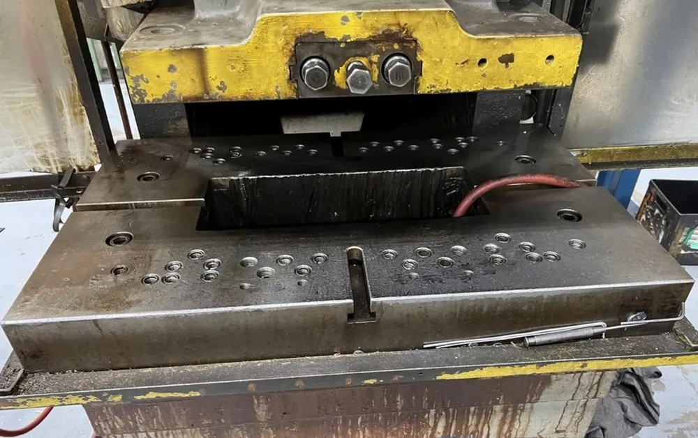 66 TON KOMATSU "OBS-60-3" OPEN BACK VARIABLE-SPEED GAP FRAME PRESS -#30832