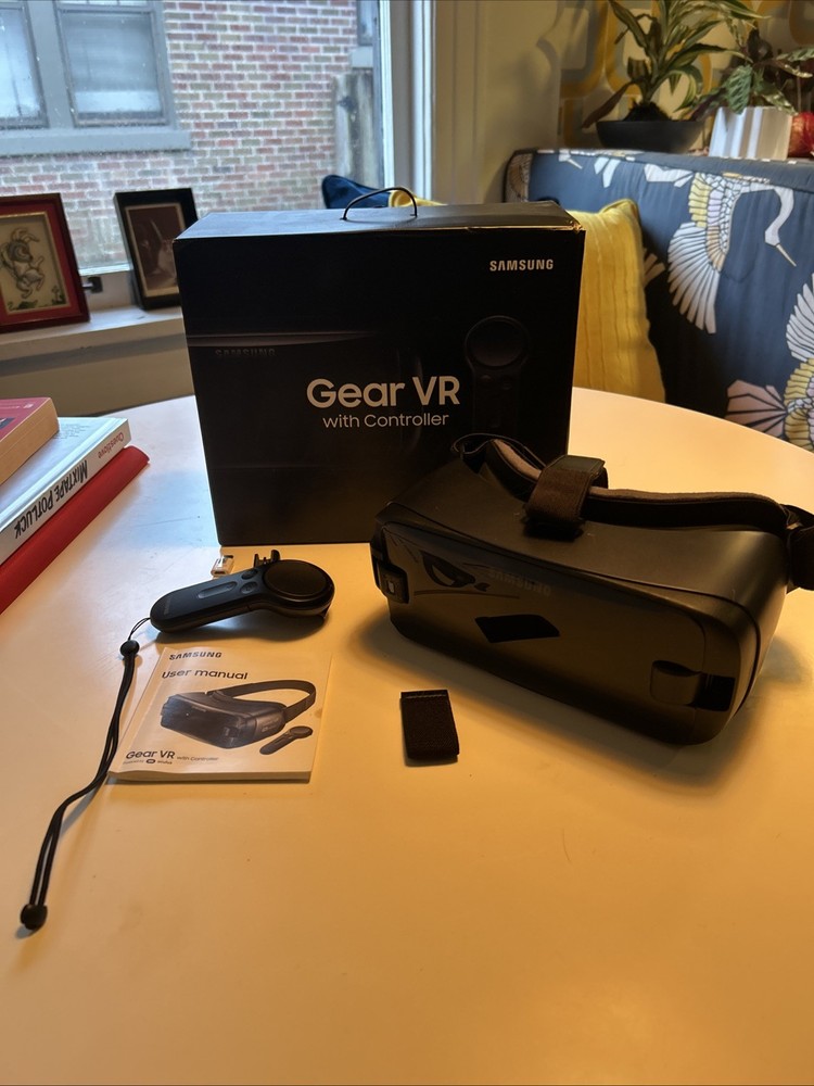 Samsung SM-R324 Gear VR W/Controller Powered by Oculus