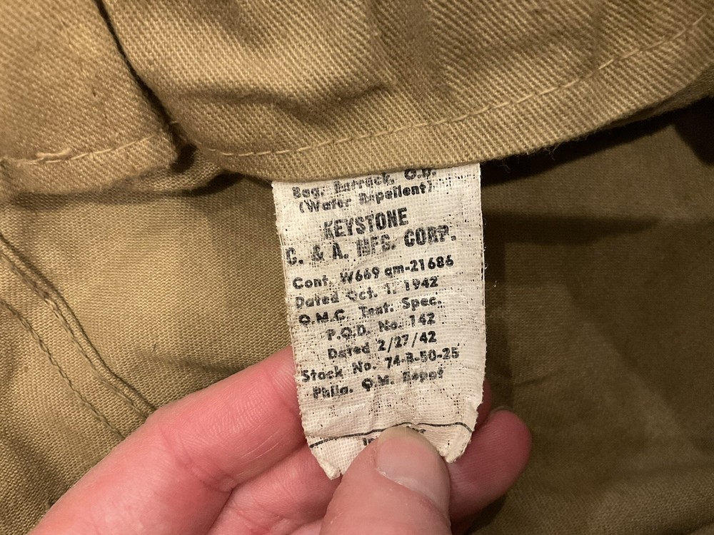 ORIGINAL WWII US BARRACK BAG WITH DATED SPEC TAG - NAMED