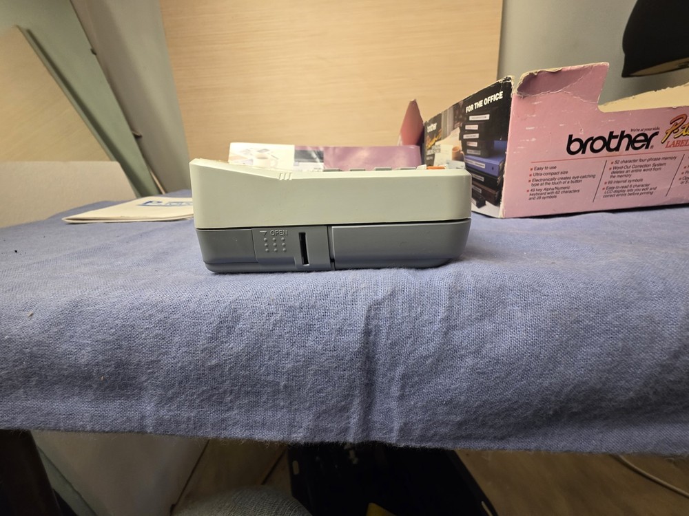 Brother P-Touch III Electronic Labeling System Model PT-10