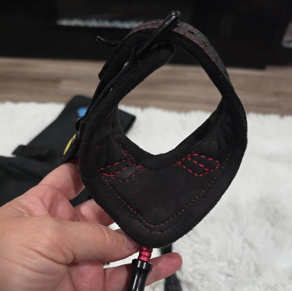 Tru-Fire Hard Core Buckle Archery Release. Black/Red.