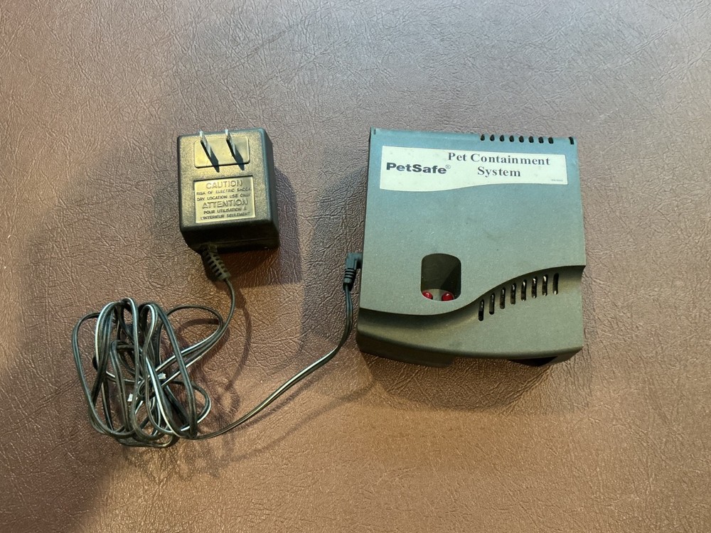 PETSAFE PET CONTAINMENT TRANSMITTER RF-1010 WITH POWER SUPPLY.