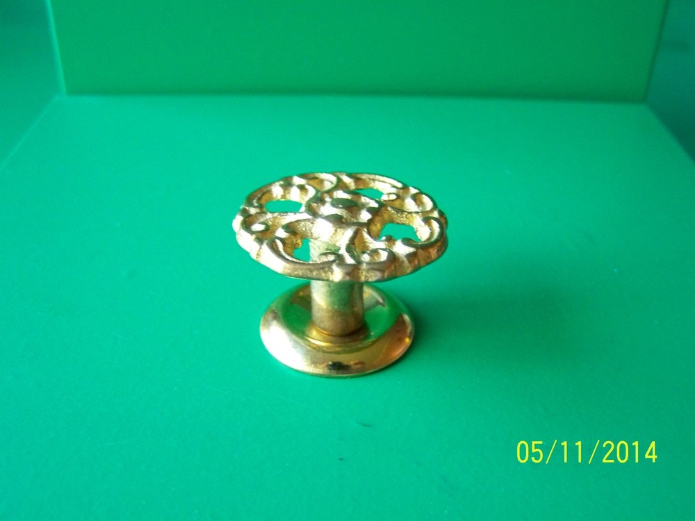 ANTIQUE STYLE VICTORIAN DRAWER KNOBS 1 1/4" DIA. SOLID BRASS