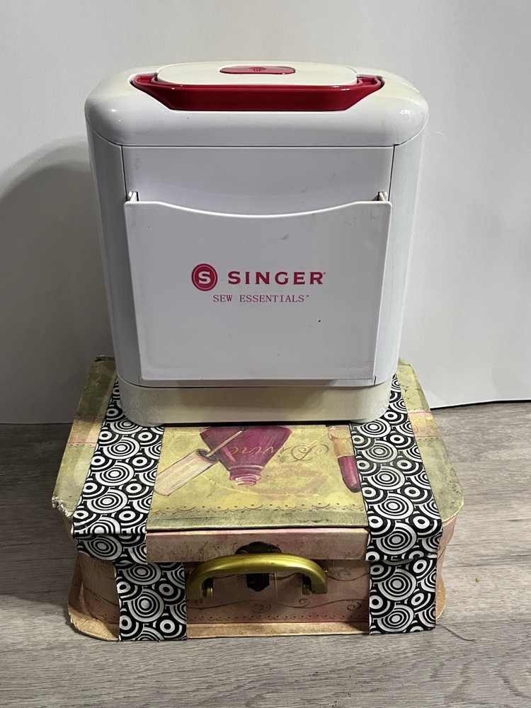 1957 SINGER FEATHERWEIGHT Sewing Machine #221 with Case