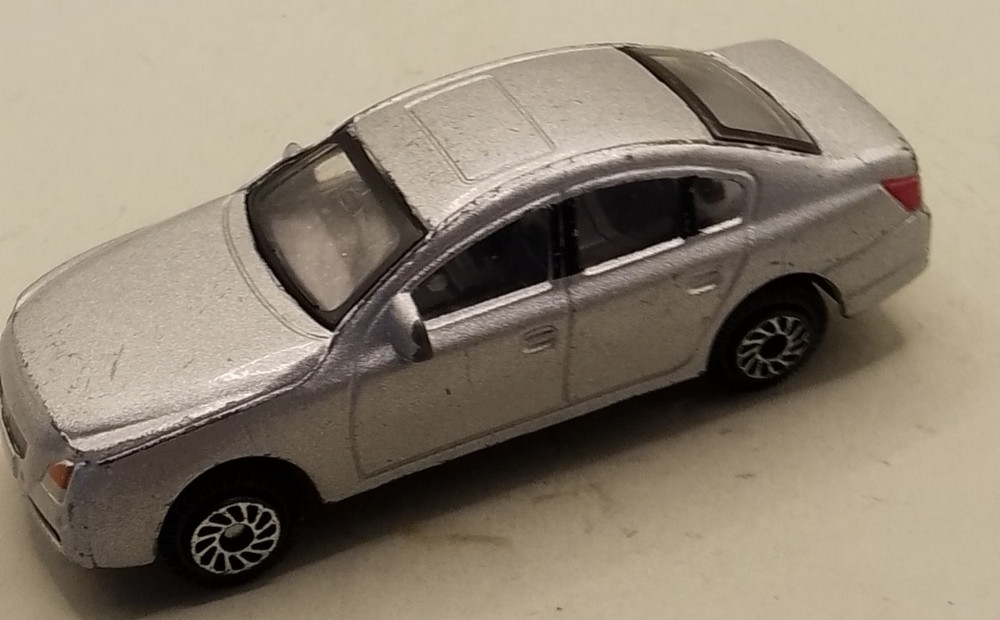 Unbranded silver saloon car  1:64