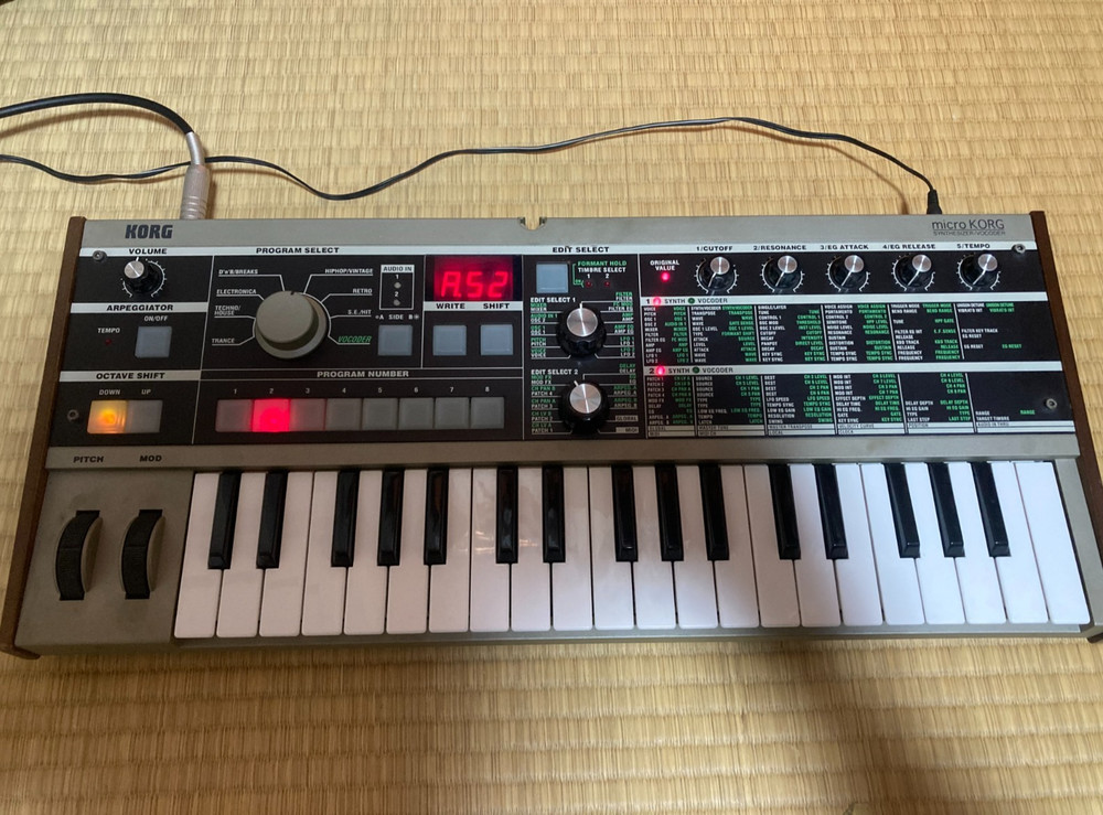 Korg MicroKorg Synthesizer Vocoder Analog Modeling 37-Key Keyboard