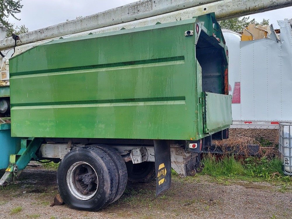 Chipper box with hydrualic dump, can make trailer