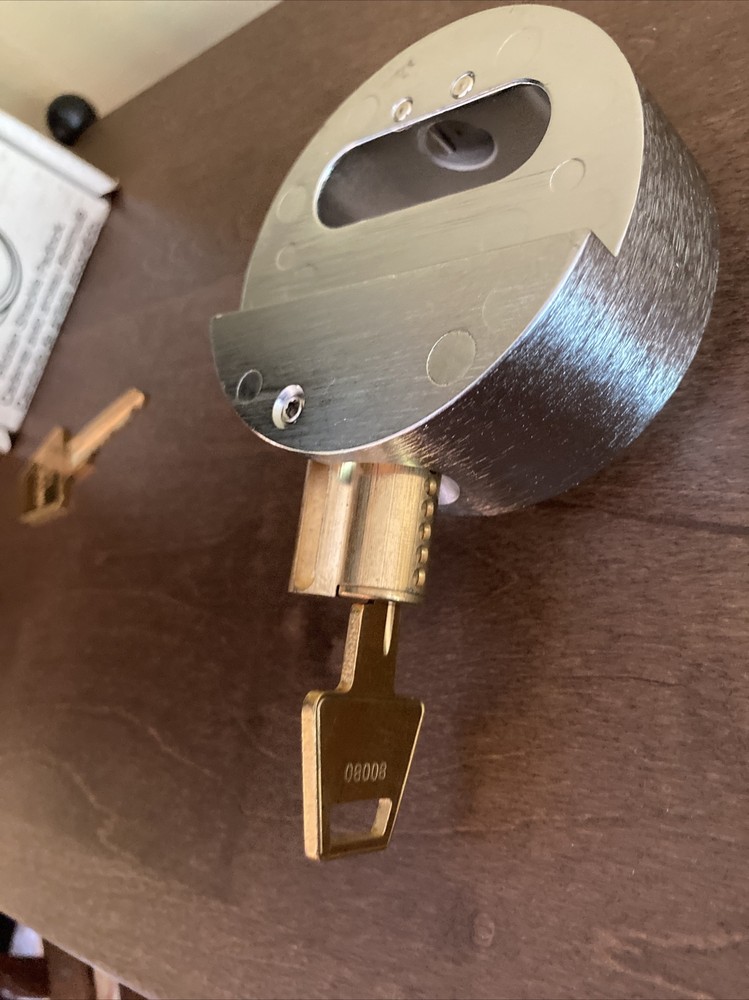 Master Lock 6271 Hidden Shackle Padlock -- NEW -- includes 2 keys