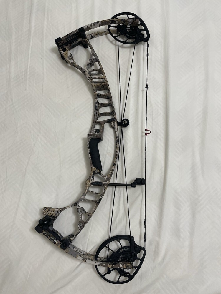 Hoyt VTM 31 RH 80lb – NEW Strings - Bare Bow