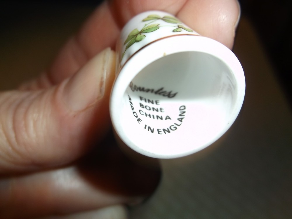 Collector Thimble Bisque Countess Bone Chine 3 Leaf Clover