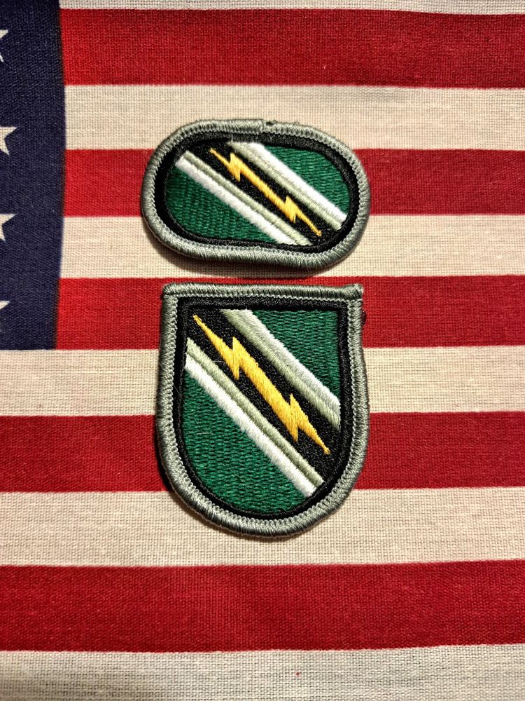 8TH PSYCHOLOGICAL OPERATIONS GROUP BERET FLASH & AIRBORNE PARA OVAL PATCH M/E