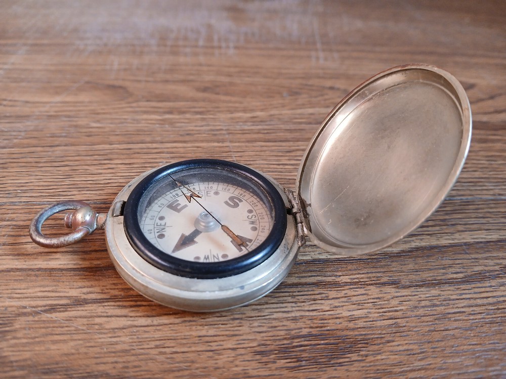 Rare vintage dial operating pocket compass (WWI).