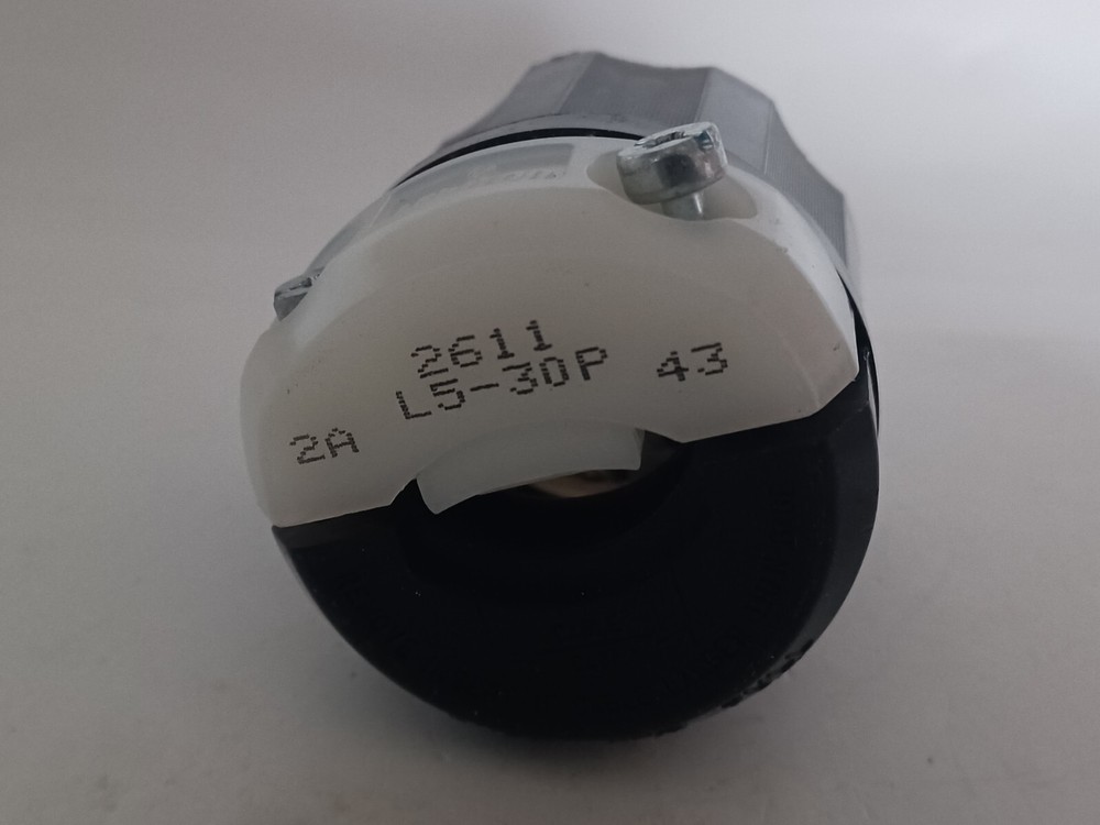 Leviton 2611, 2 Pole 3 Wire Grounding Locking Plug