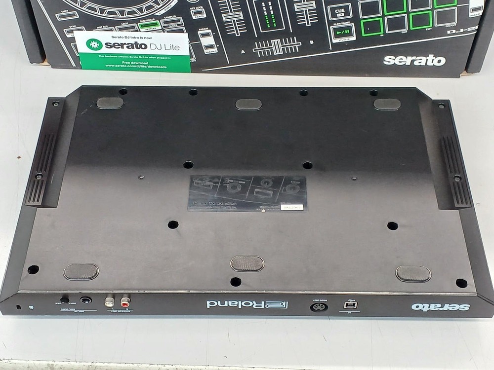 Roland DJ-202 2CH 4-Deck DJ Controller Serato USB Bus Powered Performance Pads