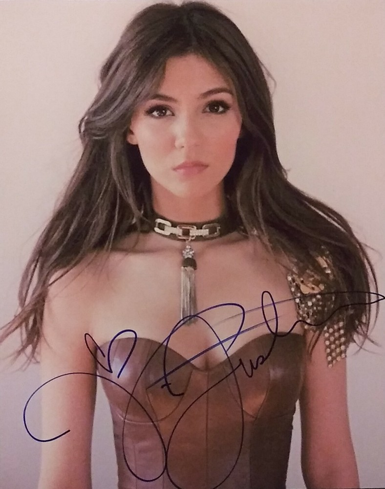 Victoria Justice signed 8 x 10