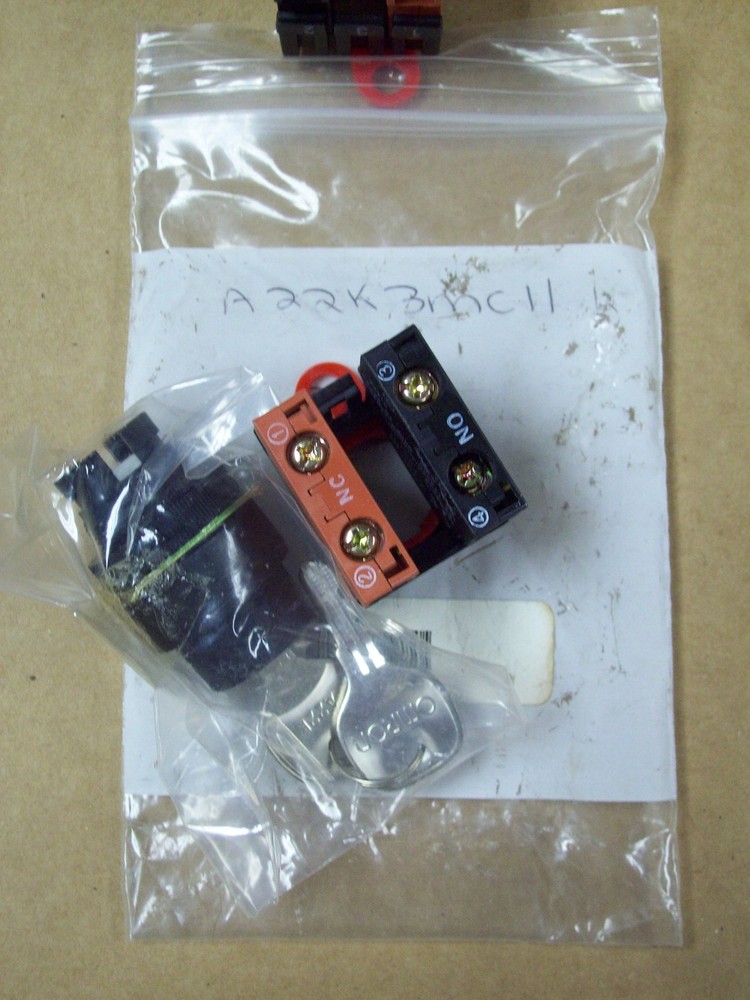 NEW OMRON KEYLOCK SELECTOR SWITCH 3-POSITION with KEY , A22K-3MC-11