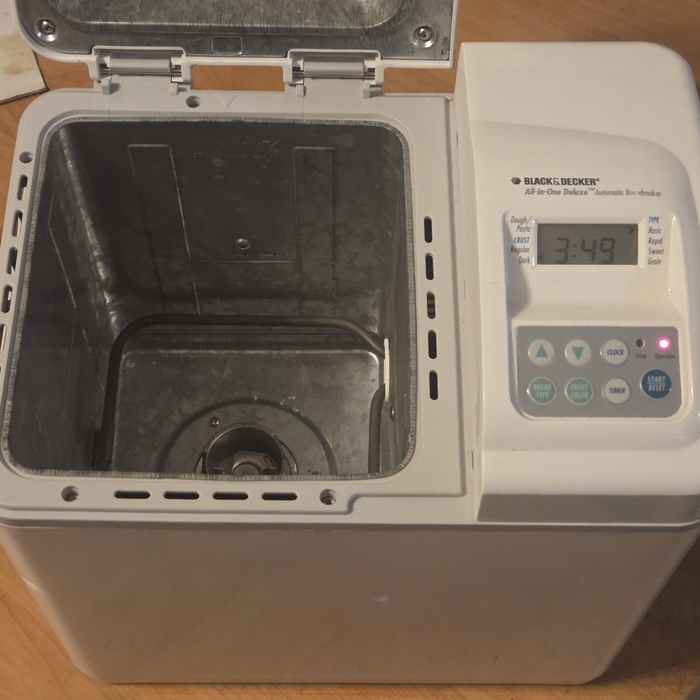 Black & Decker All In One Deluxe Automatic Breadmaker B1620- See Description