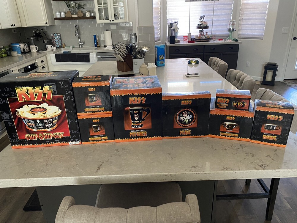 KISS/SPENCER GIFTS COMPLETE DINNERWARE SET PLUS EXTRA OVERSIZED MUG - 8 PIECES