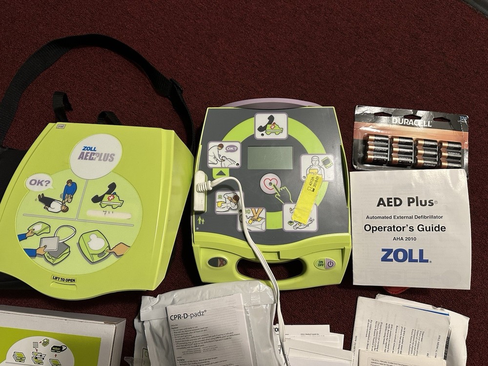Zoll AED Plus Defibrillator with Pad , Carry Case & Extras(Read Description)