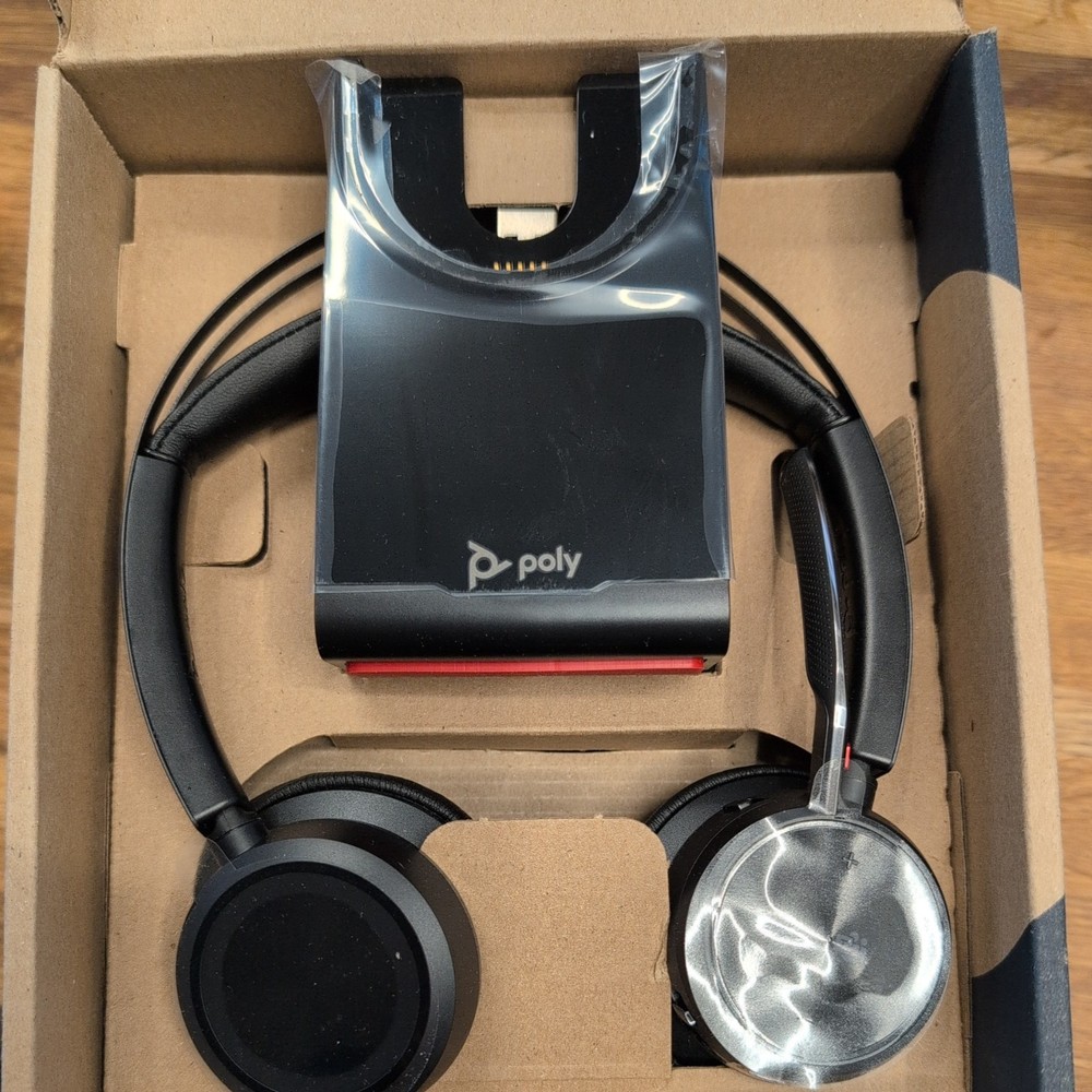 Poly Voyager Focus 2 USB / Bluetooth Microsoft Teams Headset w/ Charging Stand