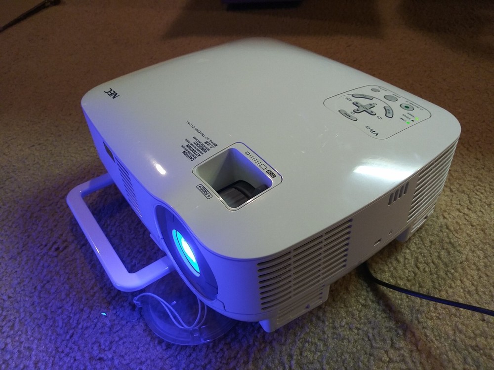 NEC VT695 Portable Projector LCD Multimedia Data w/ Remote Cords & Ceiling Mount