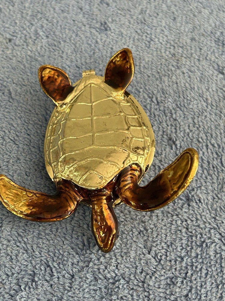 Bejeweled Loggerhead Turtle brass tricketbox.Measures 3”x 3”x 1/2”
