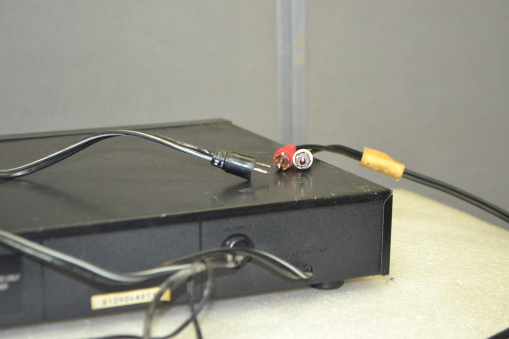 Fisher AM/FM Synthisizer - Tuner Model FM-271A Tested / Working